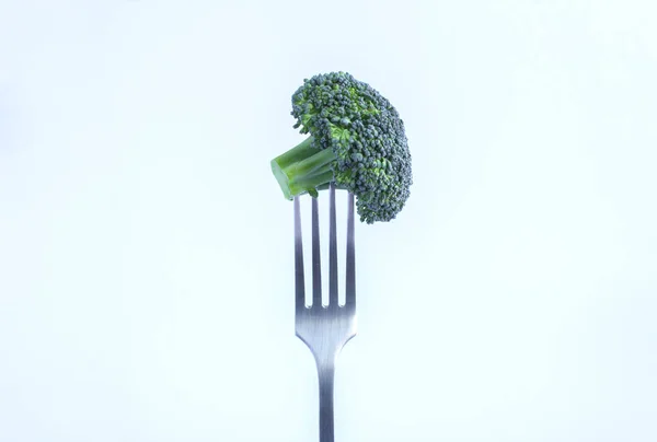Broccoli Pugnalato Una Forchetta Argento Sullo Sfondo Bianco Primo Piano — Foto Stock