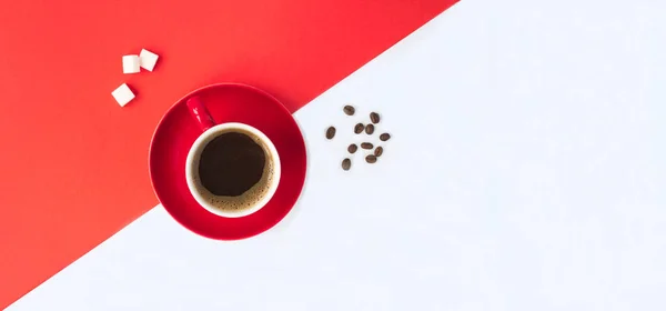 Черный Кофе Красной Чашке Красно Белом Фоне Принято Вид Сверху — стоковое фото