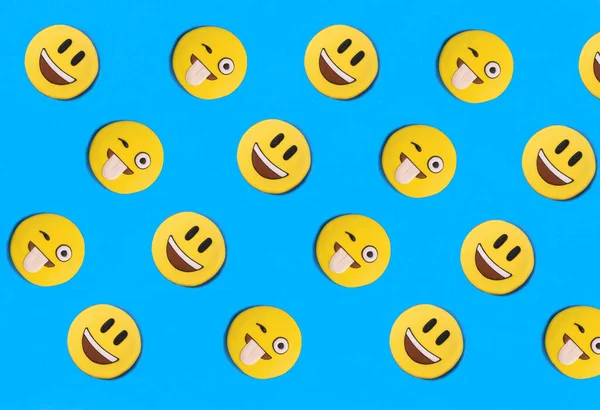 Smileys Form Von Lebkuchen Auf Blauem Hintergrund Flach Lag Muster — Stockfoto