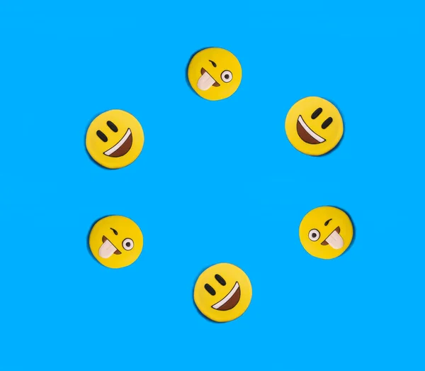 Smileys Form Pepparkakor Den Blå Bakgrunden Uppfattat Utrymme Ovanifrån — Stockfoto
