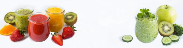 Smoothie Lub Puree Owocami Jagodami Warzywami Małych Szklanych Słoikach Białym — Zdjęcie stockowe