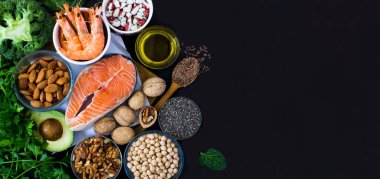 Omega 'nın besin kaynakları - siyah arka planda 3. Üst Manzara. Boşluğu kopyala.