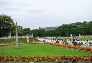 Bir bahar günü Lüksemburg bahçesinin güzel manzarası. Paris mi? Fransa.