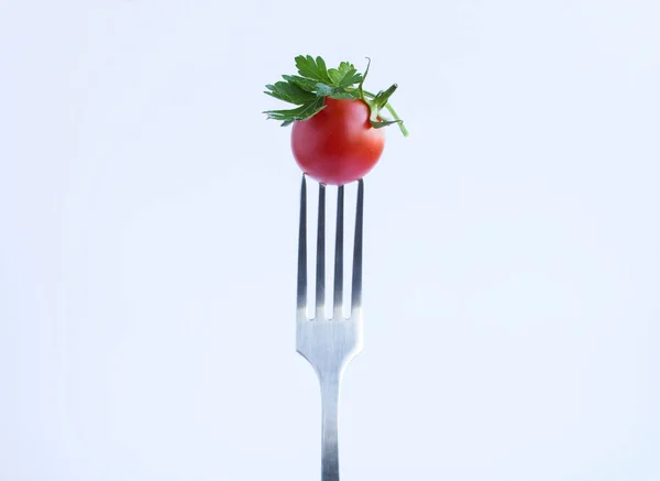 樱桃番茄和欧芹在白色背景的银叉子上刺了一刀 复制空间 — 图库照片
