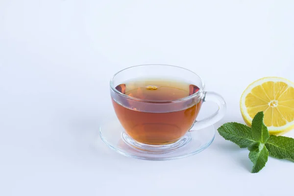 Μαύρο Τσάι Στο Ποτήρι Λεμόνι Και Μέντα Στο Λευκό Φόντο — Φωτογραφία Αρχείου