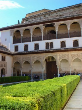 Bir yaz gününde bahçenin güzel manzarası. Alhambra. Granada. İspanya.