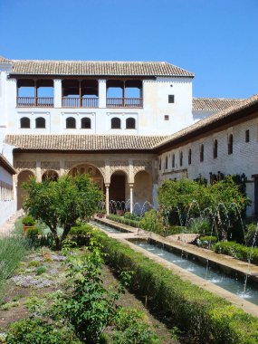 Bir yaz gününde bahçenin güzel manzarası. Alhambra. Granada. İspanya.
