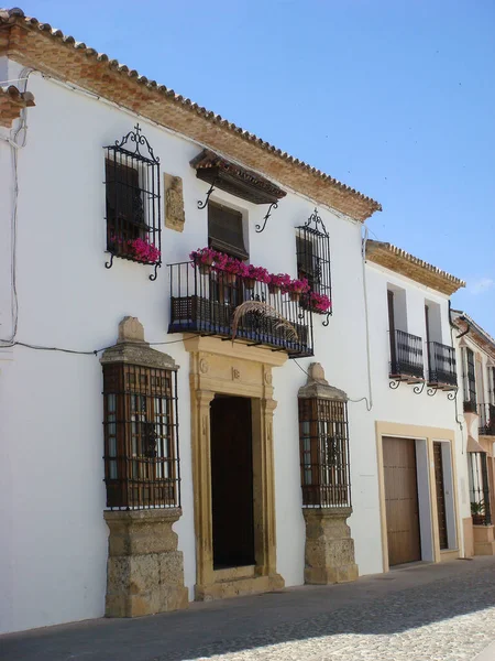 Bir yaz gününde eski caddenin güzel manzarası. Cordoba. İspanya.