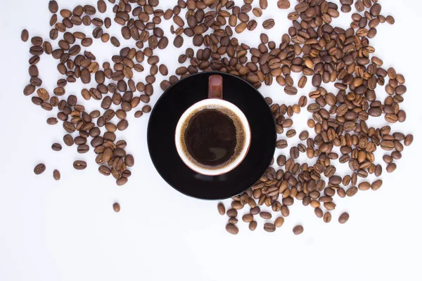 Черный Кофе Коричневой Чашке Жареный Кофе Бин Белом Фоне Вид — стоковое фото