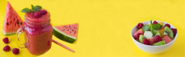 Meyve suyu, karpuz ve ahududu arkaplanlı meyve salatası. Uzayı kopyala Yakın plan..