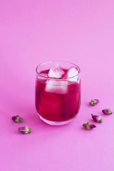 Růžový Koktejl Nebo Limonáda Ledem Růžovým Květem Sklenici Růžovém Pozadí — Stock fotografie