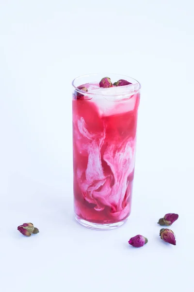 Růžový Koktejl Ledem Mlékem Růžovým Květem Nápojovém Skle Bílém Pozadí — Stock fotografie