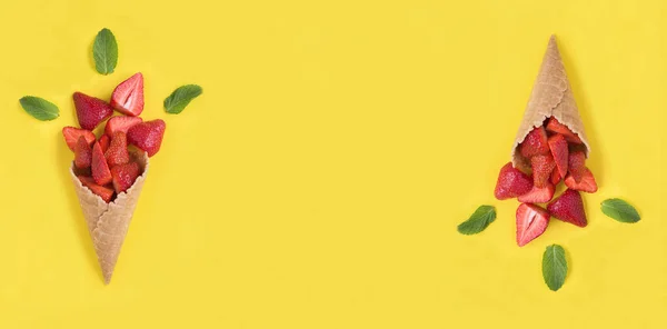 Παγωτό Χωνάκι Φράουλα Στο Κίτρινο Φόντο Αντιγραφή Χώρου Άνω Όψη — Φωτογραφία Αρχείου