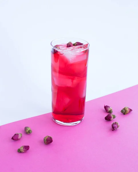 Roze Cocktail Met Ijs Rozenbloem Het Drinkglas Gekleurde Achtergrond Plaats — Stockfoto