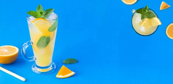Pomerančový Nápoj Nebo Limonádu Mátou Ledem Nápojovém Skle Modrém Pozadí — Stock fotografie