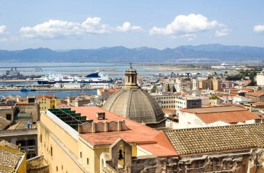Yaz günü şehrin ve limanın panoramik manzarası. Cagliari. İtalya.
