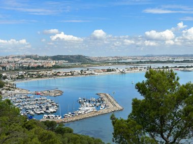 Yaz günü şehrin ve denizin panoramik hava manzarası. Cagliari. Sardunya 'da. İtalya.