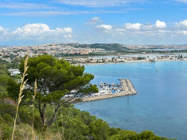Yaz günü şehrin ve denizin panoramik hava manzarası. Cagliari. Sardunya 'da. İtalya.