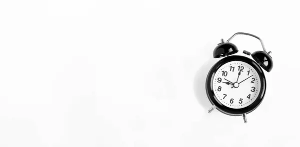 Reloj Despertador Negro Fondo Blanco Vista Superior Copiar Espacio Primer —  Fotos de Stock