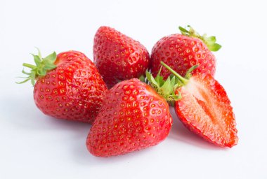 Beyaz arka planda çilek. Yakın plan. İzole edilmiş.