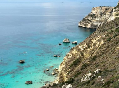 Güneşli bir günde dağ ve denizin panoramik manzarası. Sardunya 'da. İtalya.