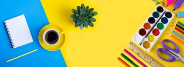 Kahve fincanı ve okul aksesuarları renkli arka planda. Üst Manzara. Boşluğu kopyala.