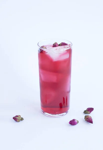 Roze Cocktail Met Ijs Rozenbloem Het Drinkglas Witte Achtergrond Een — Stockfoto