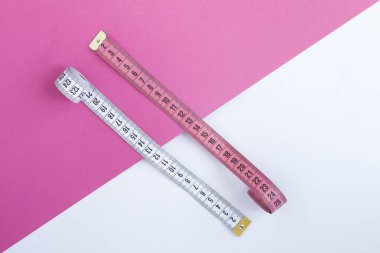 Renkli arka planda beyaz ve pembe santimetre. Üst Manzara. Boşluğu kopyala.