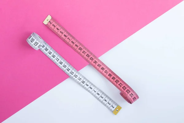 Bílý Růžový Centimetr Barevném Pozadí Horní Pohled Kopírovat Prostor — Stock fotografie