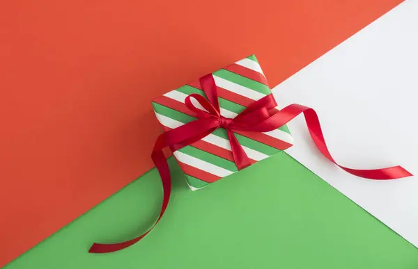 Geschenkverpackung Gestreiftem Papier Auf Farbigem Hintergrund Ansicht Von Oben Kopierraum — Stockfoto