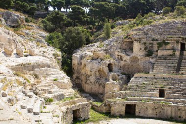 Yaz günü Roma amfi tiyatrosuna yakın çekim. Cagliari. Sardunya 'da. İtalya.