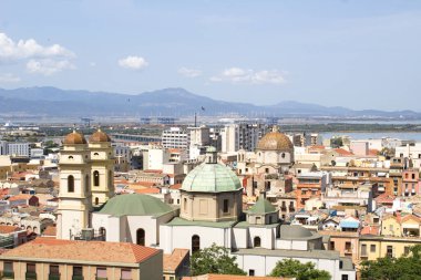 Yaz günü şehrin panoramik manzarası. Cagliari. İtalya.