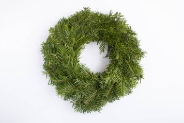 Beyaz arka planda Noel yüzüğü ya da çelenk var. Üst Manzara. Yakın plan..