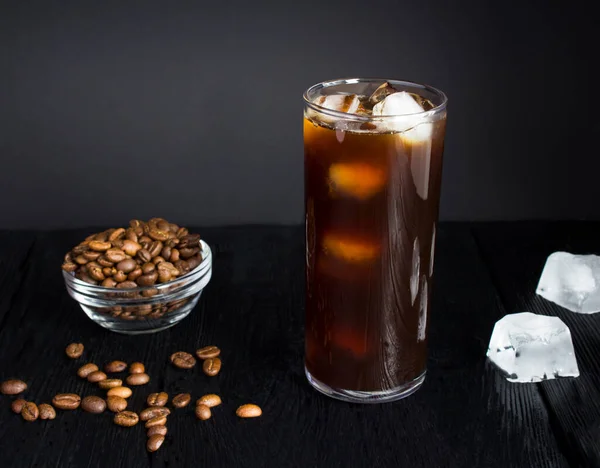 Κρύο Καφέ Ετοιμάζω Πάγο Ένα Ψηλό Ποτήρι Στο Σκοτεινό Φόντο — Φωτογραφία Αρχείου