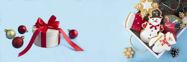Kerstpeperkoek Witte Houten Schaal Geschenkdoos Blauwe Achtergrond Bovenaanzicht Kopieerruimte — Stockfoto