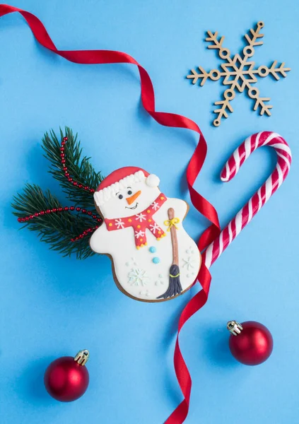 Kerstpeperkoek Vorm Van Een Sneeuwpop Blauwe Achtergrond Bovenaanzicht — Stockfoto