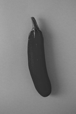 Gri arka planda siyah kabak. Yakın plan. Üst görünüm.