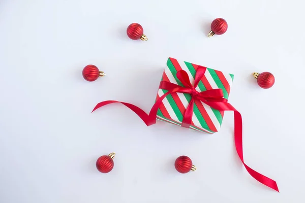 Weihnachtsgeschenk Gestreiftem Papier Auf Weißem Hintergrund Verpackt Ansicht Von Oben — Stockfoto