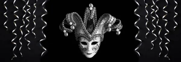 Βενετσιάνικη Μάσκα Καρναβαλιού Και Ασημί Κορδέλες Μαύρο Φόντο Στο Πάνω — Φωτογραφία Αρχείου
