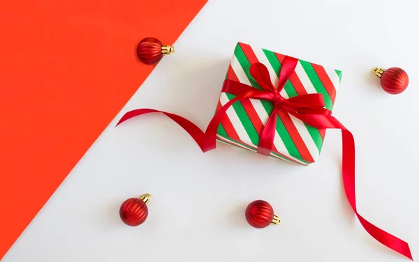 Presente Natal Embrulhado Papel Listrado Fundo Branco Vermelho Vista Superior — Fotografia de Stock