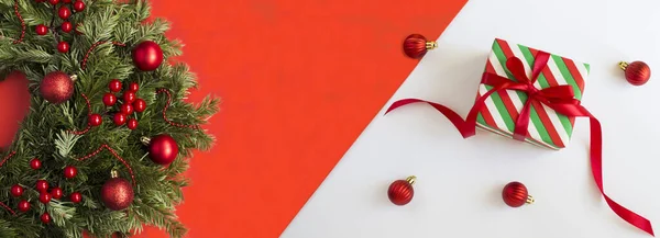 Χριστουγεννιάτικο Δαχτυλίδι Στεφάνι Κόκκινη Χάντρα Και Κουτί Δώρου Στο Κόκκινο — Φωτογραφία Αρχείου