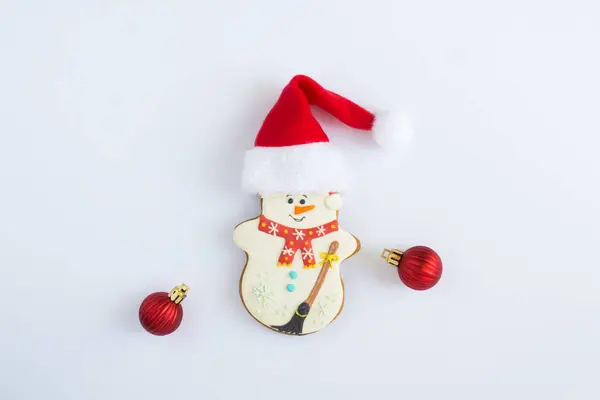 Weihnachten Lebkuchen Form Eines Schneemanns Mit Nikolausmütze Auf Weißem Hintergrund — Stockfoto