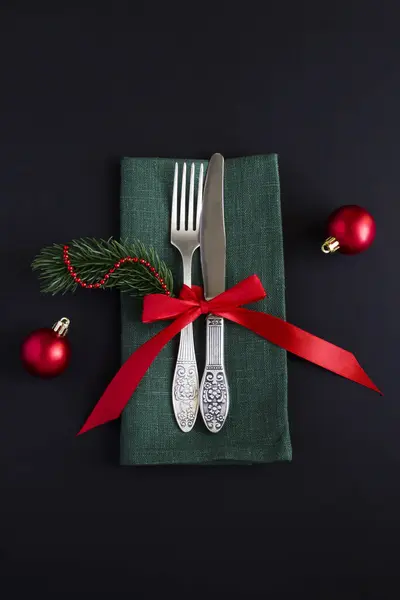 Weihnachtstisch Mit Grüner Serviette Auf Schwarzem Hintergrund Ansicht Von Oben lizenzfreie Stockbilder