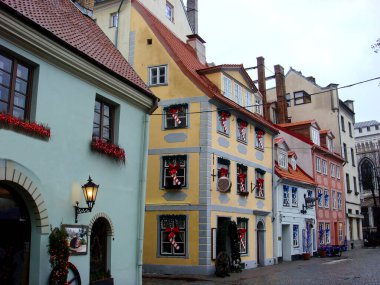 Kış günü Noel süslemeli evlerin manzarası. Riga. Letonya. Baltık Devletleri..