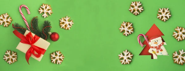 Julklapp Och Pepparkakor Den Gröna Bakgrunden Uppfattat Utrymme Ovanifrån — Stockfoto