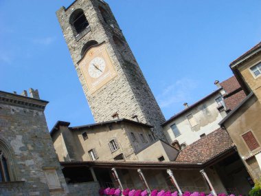 Yaz günü saat kulesinin manzarası. Yakın plan. Bergamo. İtalya.