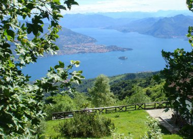 Güneşli bir günde göl ve adanın panoramik manzarası. İtalya.