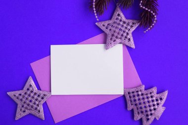 Mavi arka planda mesaj, zarf ve noel kompozisyonu için boş beyaz kağıt. Üst Manzara. Boşluğu kopyala.