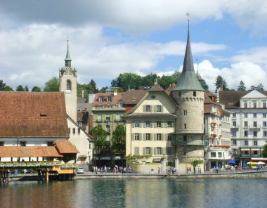 Bir yaz günü köprü ve şehir manzarası. Lucerne. İsviçre