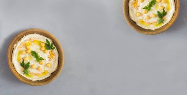 Kahverengi kaselerde gri çimento arka planında humus. Üst Manzara. Boşluğu kopyala.